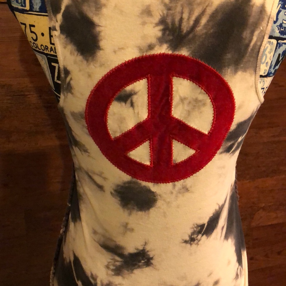 Lucky ☮️ tee shirt - Picture 4 of 5